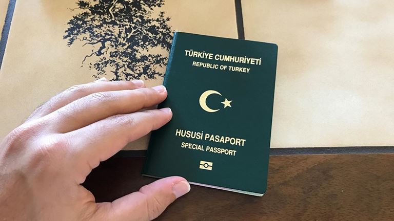 yesil-pasaportlu-turkler-icin-ingiltere-ye-vizesiz-giris-teklifi.jpg